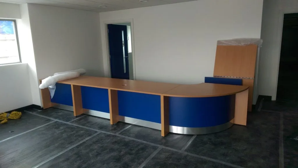 Bluecons thi công quầy lễ tân 2