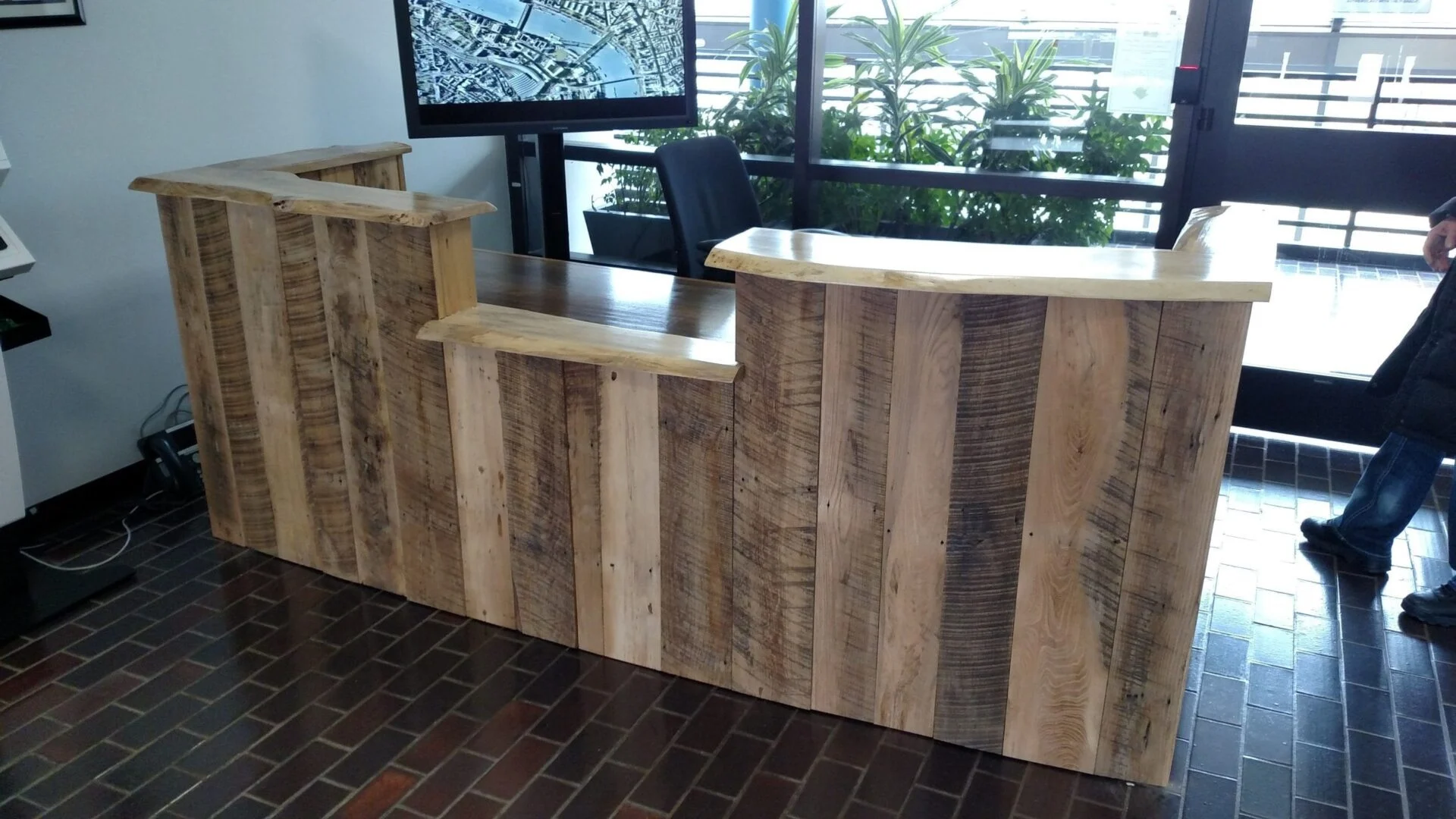 Quầy lễ tân gỗ 3
