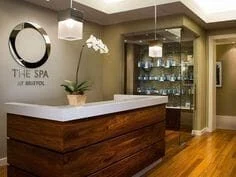 Thiết kế thi công quầy lễ tân spa đẹp 2