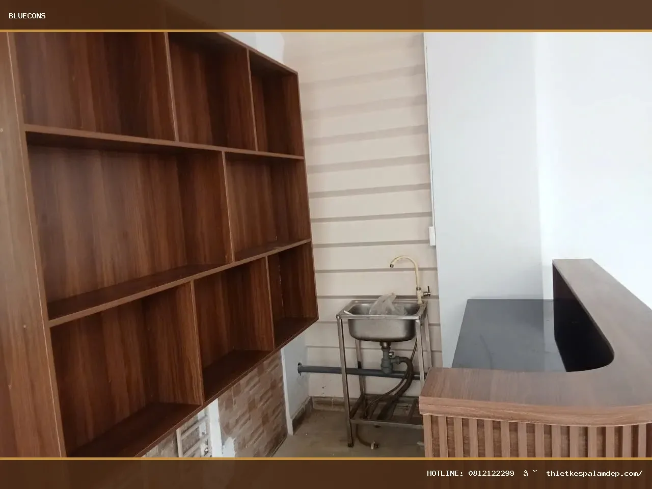 Bố trí quầy thu ngân khung sắt mặt gỗ để tối ưu khu vực thanh toán – hình ảnh Bluecons