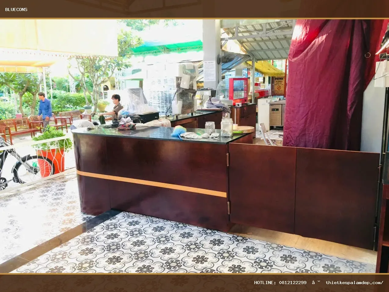 Bố trí quầy thu ngân khung sắt mặt gỗ để tối ưu khu vực thanh toán – hình ảnh Bluecons