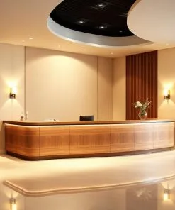 Quầy lễ tân tone gỗ ấm