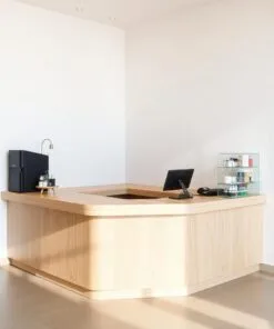 Quầy thu ngân tone gỗ sáng