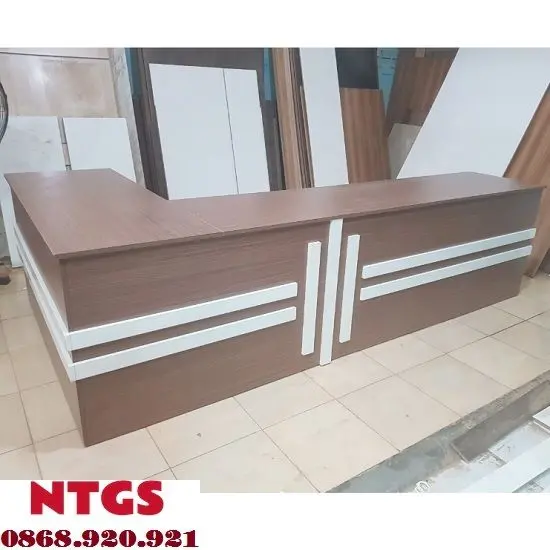 Thi công quầy lễ tân chữ L chuyên nghiệp giá tận xưởng