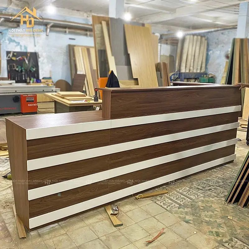 quầy lễ tân chữ L vân gỗ