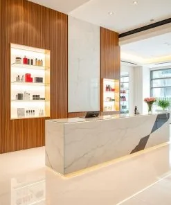 Quầy lễ tân có kệ trưng bày