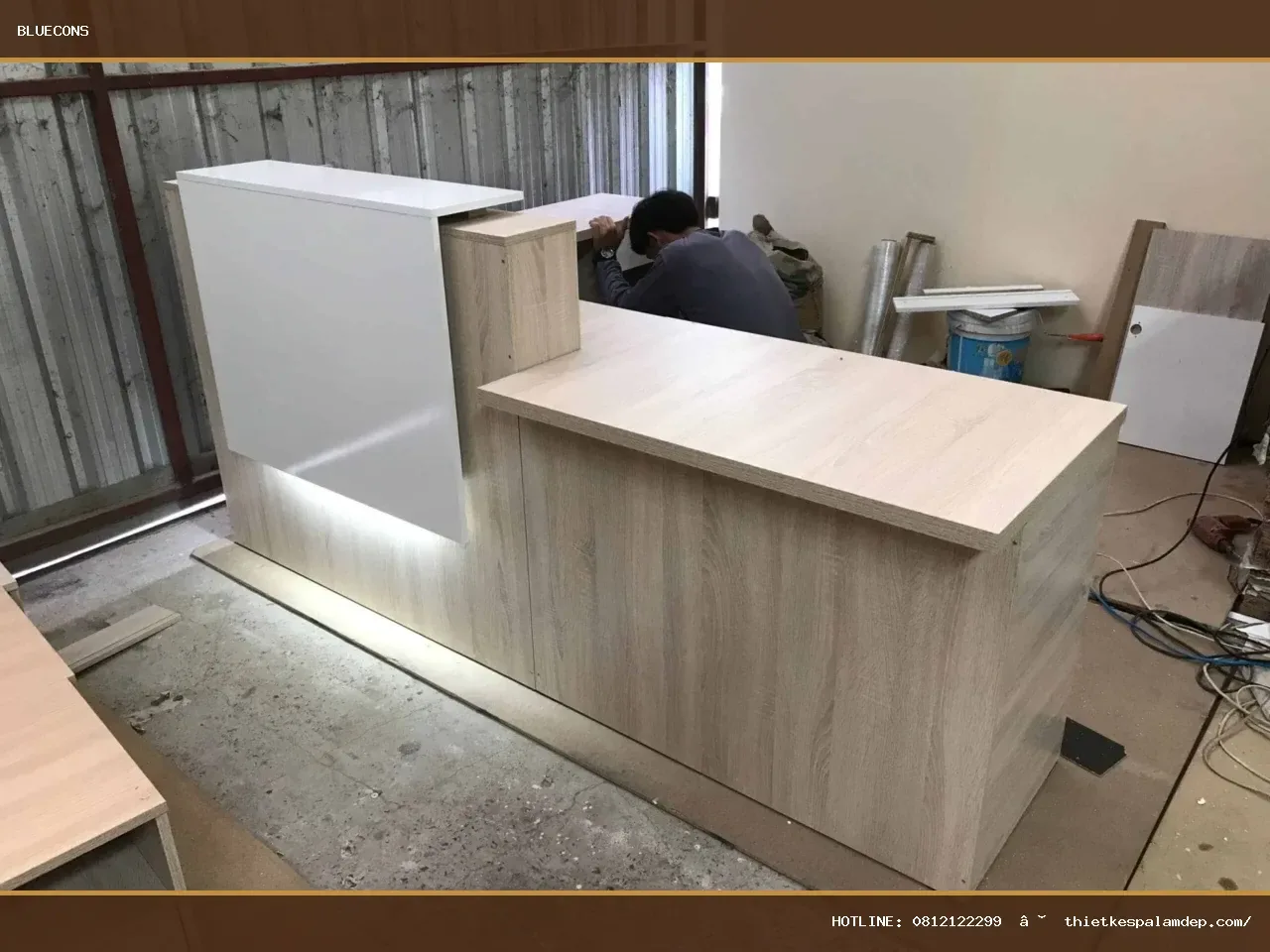 Quầy lễ tân gỗ – hình ảnh Bluecons