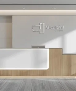 Quầy lễ tân tone trắng nâu tự nhiên