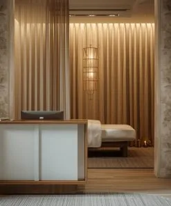 Quầy lễ tân tone trắng nâu tự nhiên