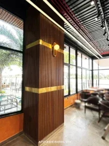 Hình ảnh thi công vách lam gỗ trang trí quán cafe